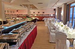 [Translate to Englisch:] Feiern im Restaurant mit 2 Buffets