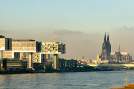 Kranhäuser und Dom am Rhein in Köln