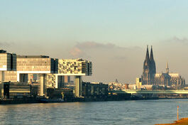 [Translate to Englisch:] Kranhäuser und Dom am Rhein in Köln